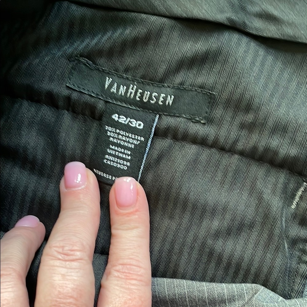 Men’s Van Heusen Gray Pinstripe Dress Pants - size 42/30 - Picture 2 of 3